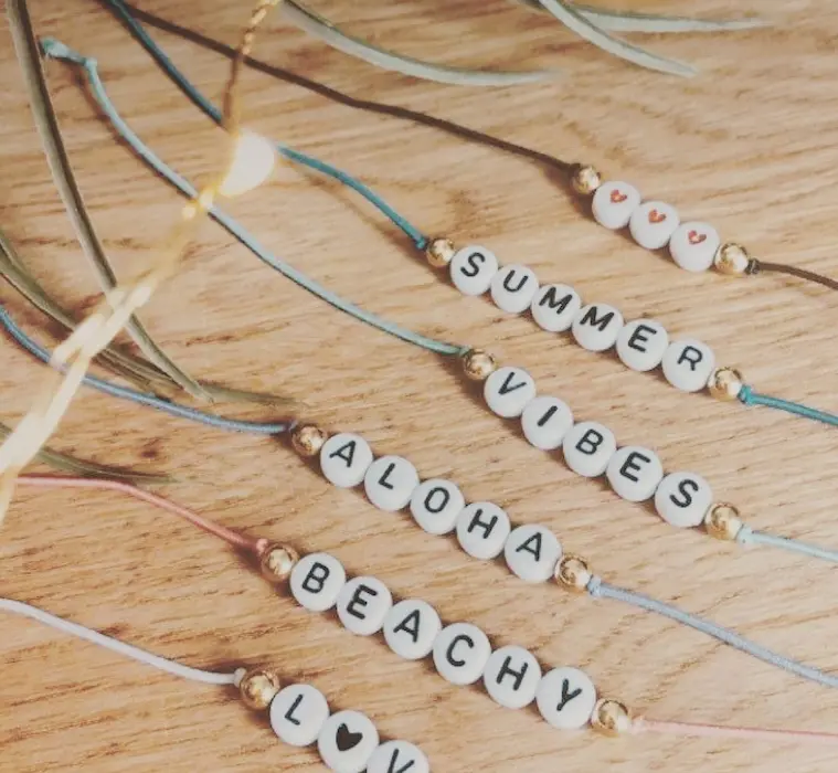Pulseras con mensaje motivacionales.