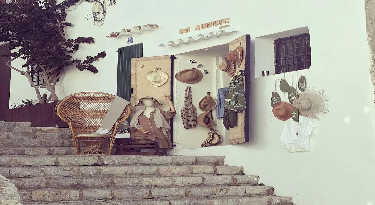 Fachada tienda decorada de artículos mediterraneos.